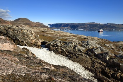 Groenland, cote Nord-Ouest, Smith sound au nord de la baie de Baffin, Inglefield Land, site de Etah dans le Foulke fjord, campement inuit aujourd'hui abandonné qui servit de base à plusieurs expéditions polaires, le bateau de croisière MS Fram de la compagnie Hurtigruten en arrière plan