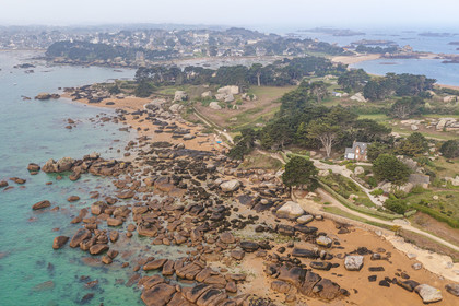 France, Côtes-d'Armor (22), Côte de Granit Rose, Trégastel, Ile Renote et son chaos granitique, le village de Trégastel en arrière plan (vue aérienne)
