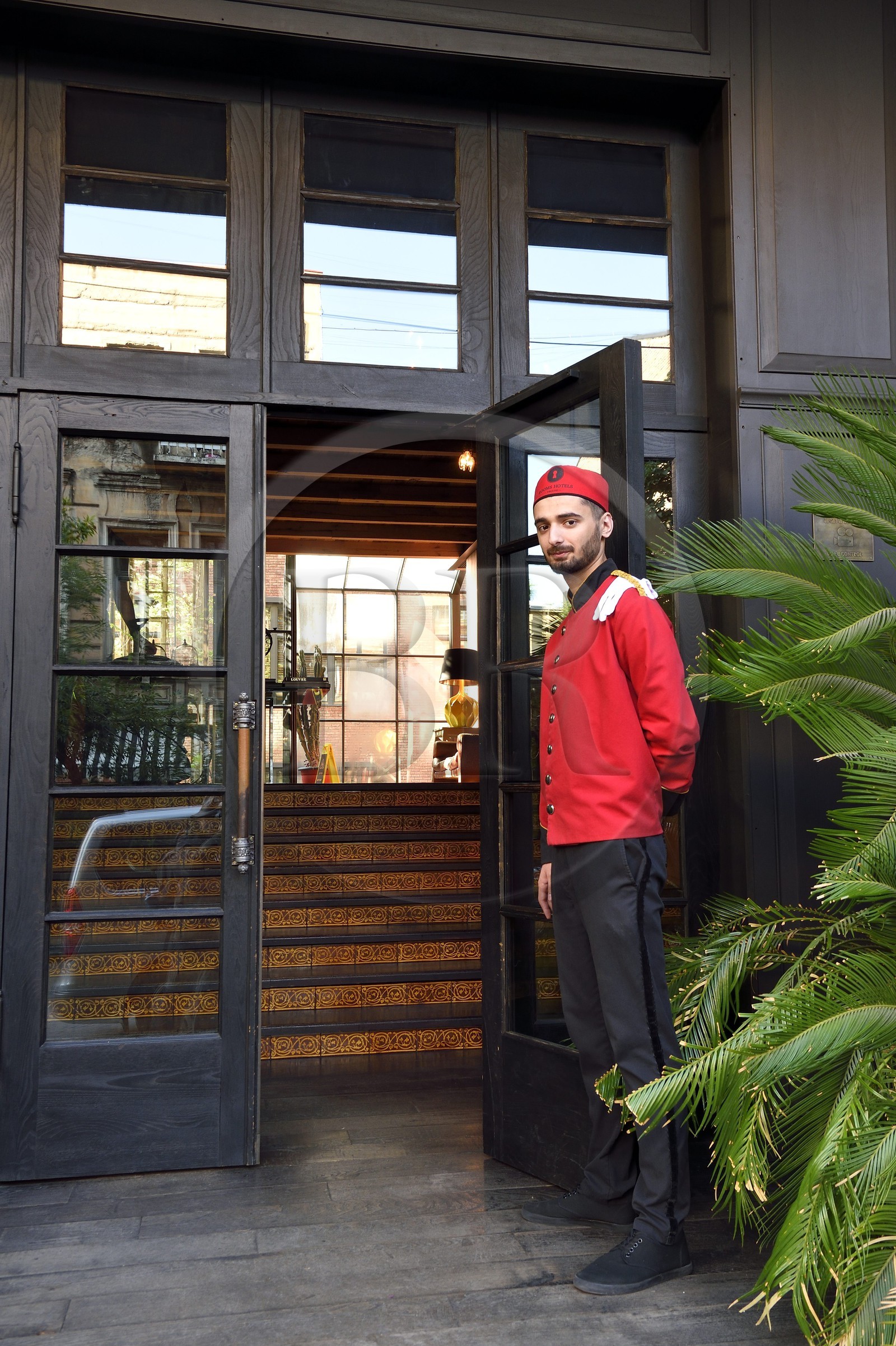 Géorgie, Tbilissi, groom à l'entrée du Rooms hotel