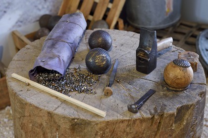 France, Var (83), Parc Naturel Régional du Verdon, village de Aiguines, Musée des tourneurs sur bois, boules cloutées en racine de buis ancêtres des boules de pétanque