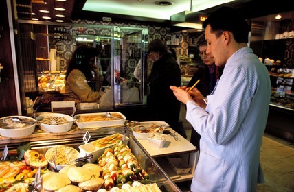 France, Paris (75), le célèbre traiteur Fauchon, place de la Madeleine