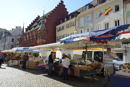 Germany, Baden-Wurttemberg, Freiburg im Breisgau, market day on Munsterplatz, the Historical Merchants Hall of the early 16th century in the background