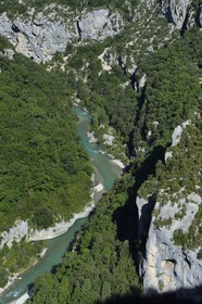 France, Alpes-de-Haute-Provence (04), parc naturel régional du Verdon, Gorges du Verdon, vue sur le Verdon et la Brèche Imbert depuis le belvédère du balcon de la Mescla