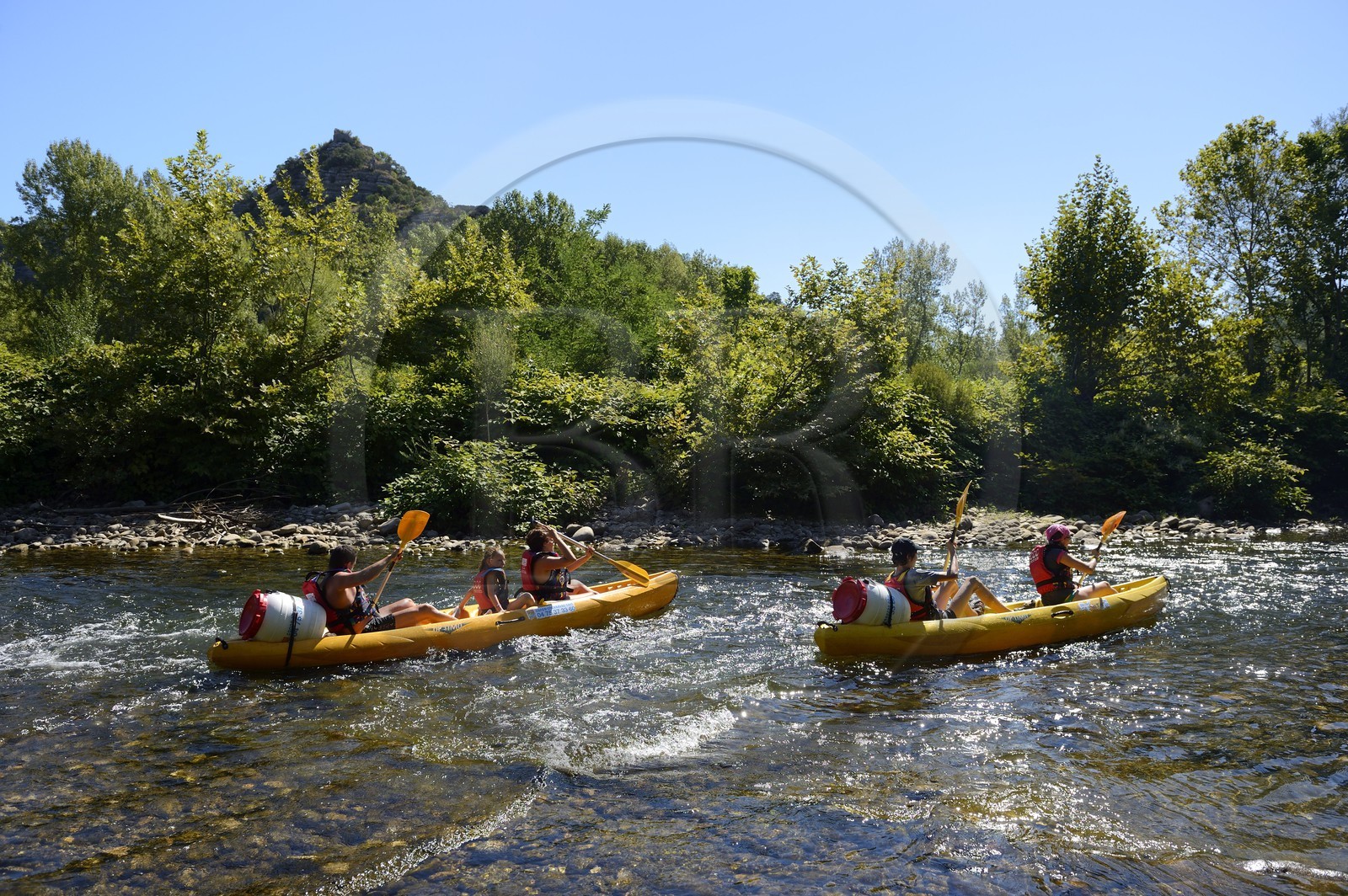 France, Ardèche (07), Les Vans, kayaks descendant la rivière Chassezac