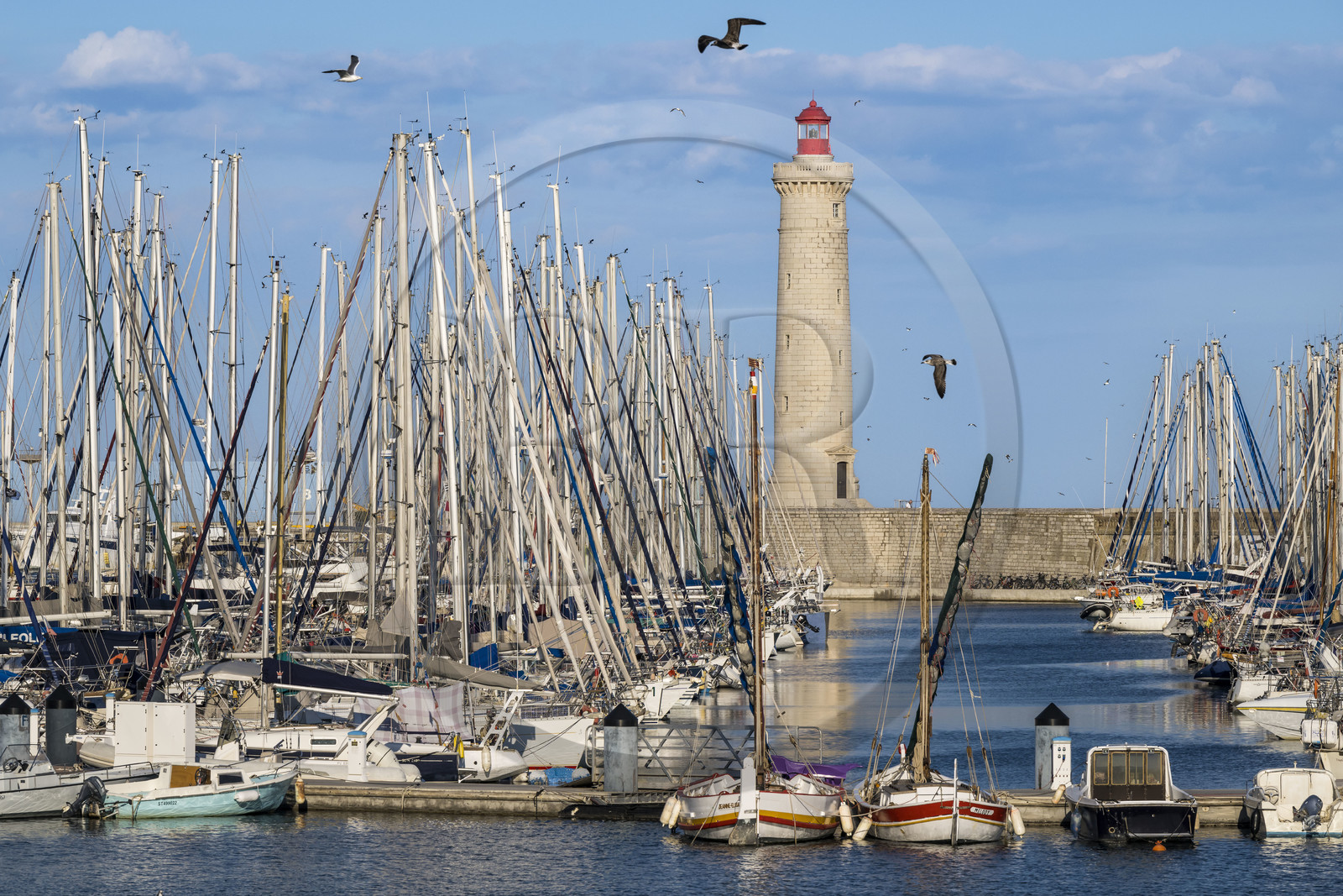 France, Hérault (34), Sète, le port de plaisance et le phare du mole Saint-Louis