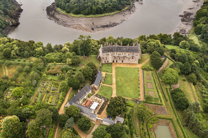 France, Côtes d'Armor (22), Ploezal, chateau de La Roche-Jagu et ses jardins au bord de la Trieux, le jardin médicinal sur la gauche (vue aérienne)