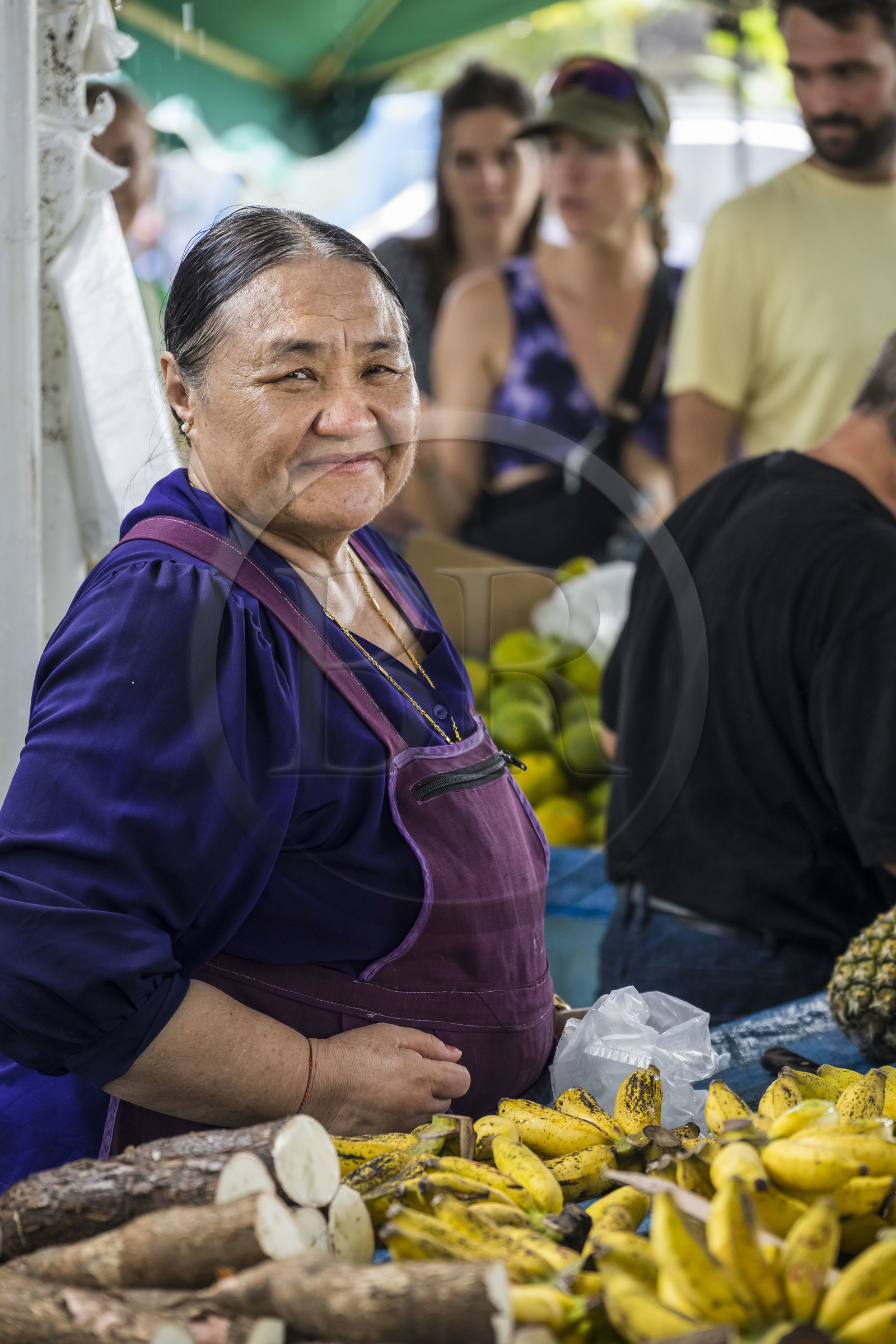 France, Guyane, Javouhey, marché du dimanche Hmong, réfugiés du Laos arrivés en 1978 qui se sont spécialisés dans la culture fruitière, vendeuse devant son étal de bananes et d'ignames