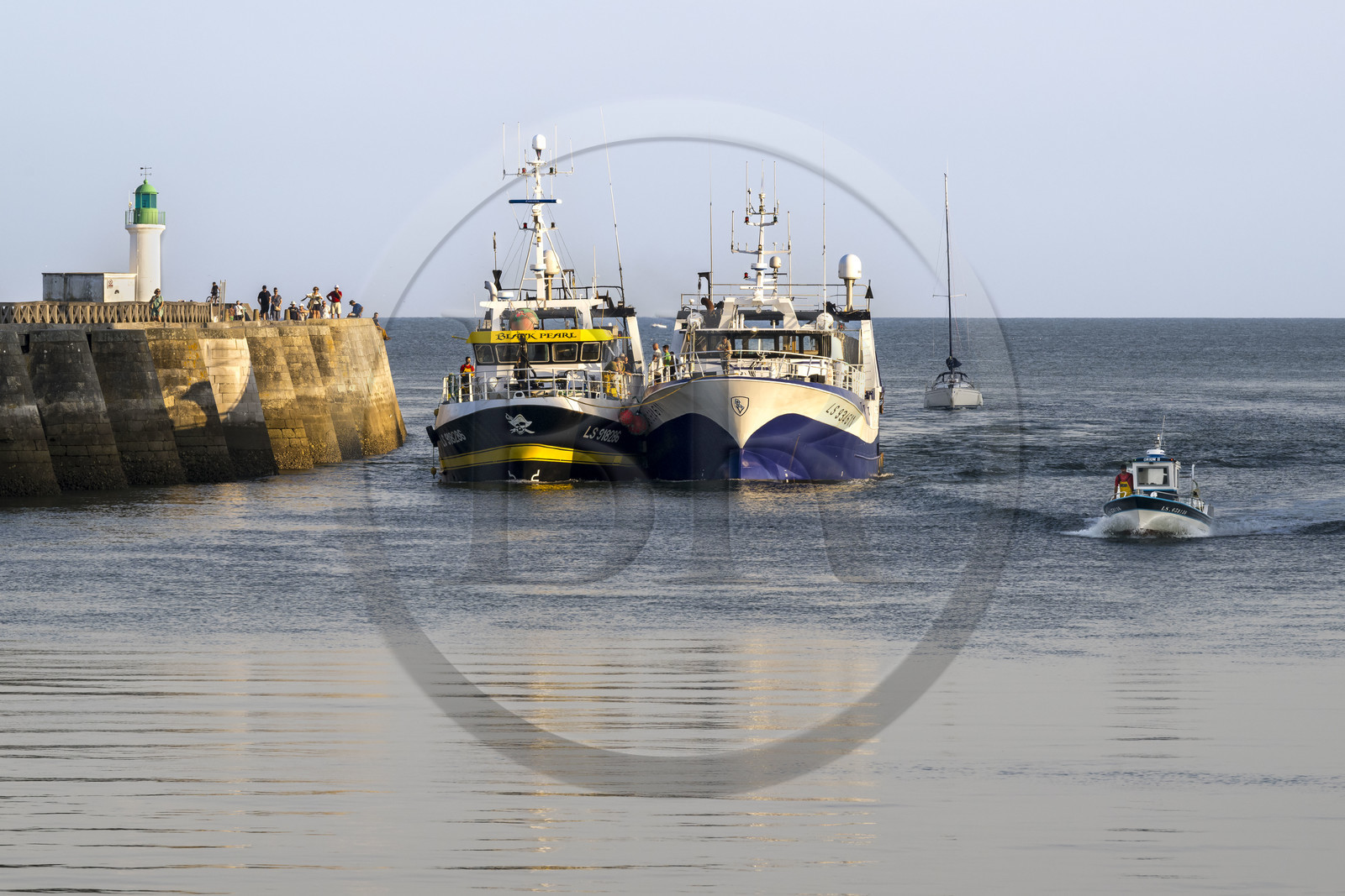 France, Vendée (85), Les-Sables-d'Olonne, bateaux de pêche dans le chenal d'accès aux ports