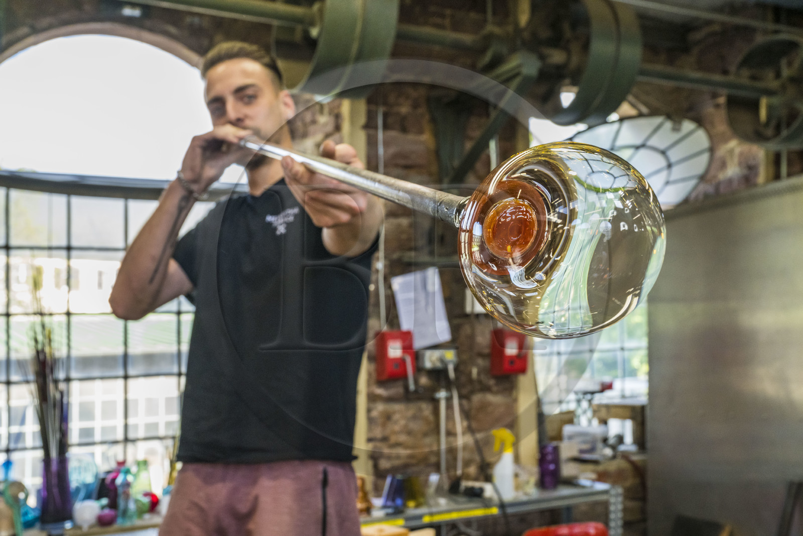 France, Moselle (57), Meisenthal, Centre international d’Art verrier (CIAV), le verrier Geoffrey Richard  dans l'atelier de soufflage
