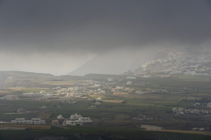 Grèce, Les Cyclades, mer Égée, île de Santorin (Thira ou Théra), les nuages restent souvent bloqués en haut des falaises de la caldeira, vignobles au pied du village de Thira
