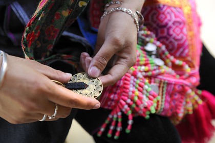Vietnam, Lao Cai province, Sapa district, the Black Hmong minority group, chinese change in the clothes detail