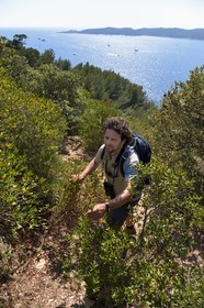 France, Var (83), Iles d'Hyères, Parc national de Port Cros, Ile de Port-Cros, Johann Cerisier, garde moniteur du parc national de Port-Cros en tournée de surveillance, l'Ile de Bagaud qui est une réserve intégrale en arrière plan