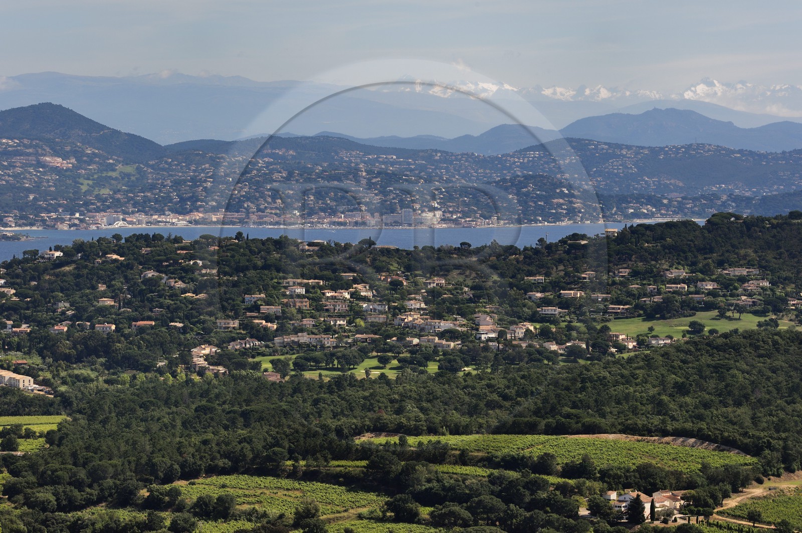 France, Var (83), golfe de Saint-Tropez, Gassin, labellisé Les Plus Beaux Villages de France, la presqu'Ile de Saint-Tropez et la ville de Sainte-Maxime, les pré-Alpes enneigées en arrière plan