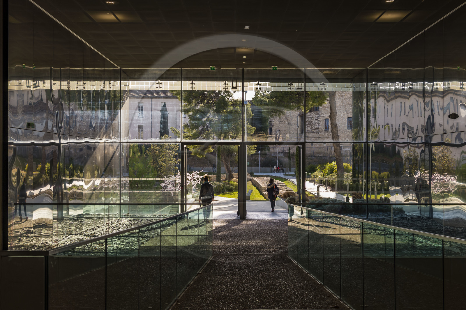 France, Gard (30), Nîmes, Musée de la Romanité de l'architecte Elizabeth de Portzamparc, passage sous le musée