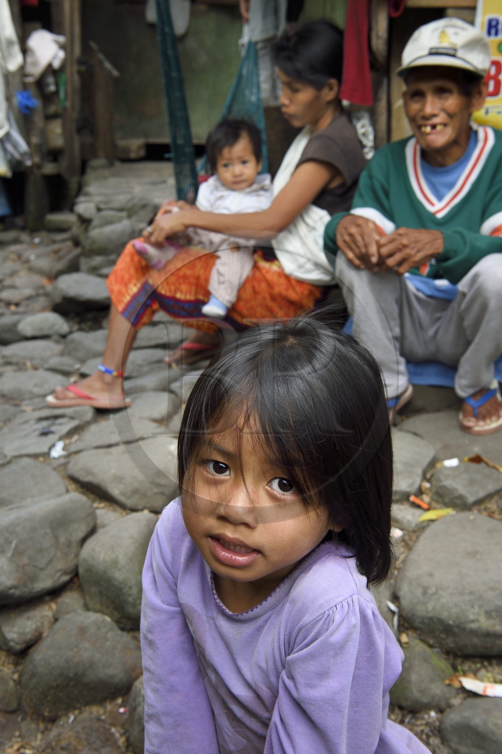 Philippines, province d'Ifugao, région de Banaue, village de Cambulo, fillette devant la maison familliale Philippines, province d'Ifugao, région de Banaue, village de Cambulo, fillette devant la maison familliale