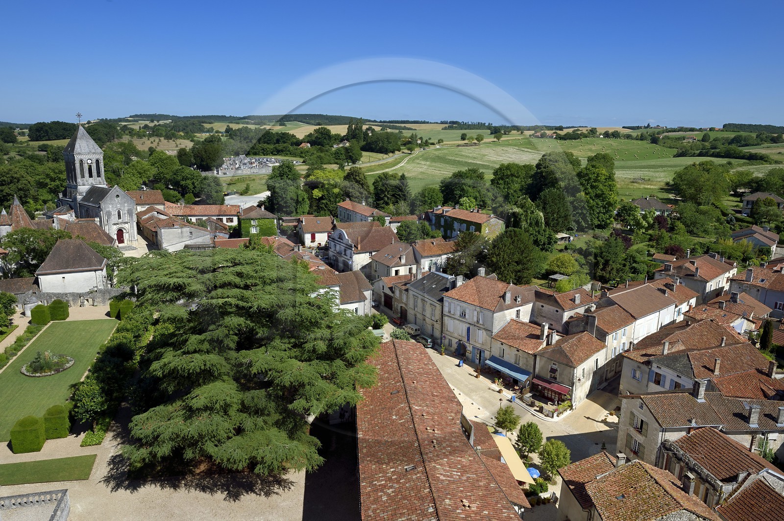 France, Dordogne (24), Périgord Vert, le village de Bourdeilles