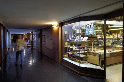 France, Bouches-du-Rhône (13), Marseille, oeuvre architecturale de Le Corbusier, classée Patrimoine Mondial de l'UNESCO, la Cité Radieuse par l'architecte Le Corbusier, le déambulatoire entre le 3e et le 4e étage, la boulangerie patisserie