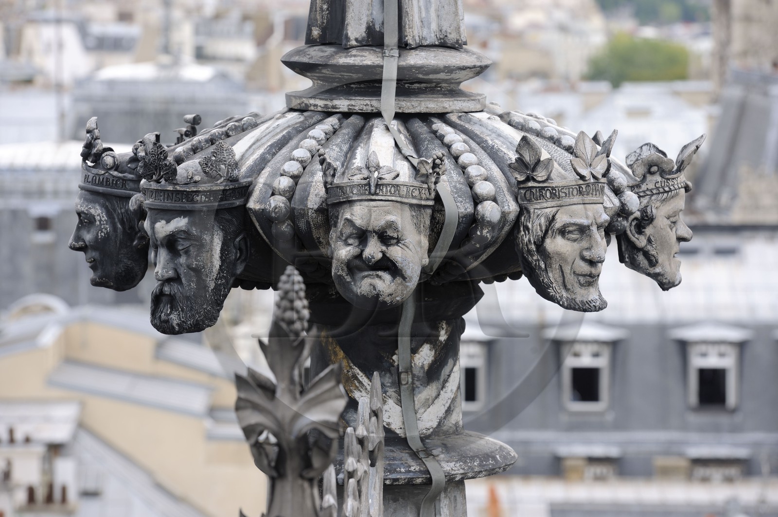 France, Paris (75), ile de la Cité, la Sainte Chapelle, têtes des rois qui ont régné sur le Palais au sommet de la toiture