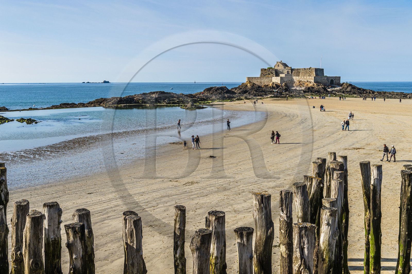 France, Ille-et-Vilaine (35), Côte d'Emeraude, Saint-Malo, Fort National conçu par Vauban et construit par Siméon Garangeau de 1689 à 1693, la plage de l'eventail à marée basse avec ses brise-lames en bois France, Ille-et-Vilaine (35), Côte d'Emeraude, Saint-Malo, Fort National conçu par Vauban et construit par Siméon Garangeau de 1689 à 1693, la plage de l'eventail à marée basse avec ses brise-lames en bois