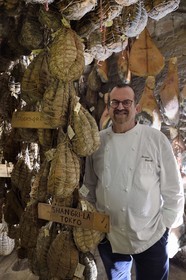 Italie, Emilie-Romagne, Polesine Zibello aux environs de Parme, Antica Corte Pallavicina, le chef Massimo Spigaroli dans sa cave d'affinage de culatello, traditionnel jambon de Parme