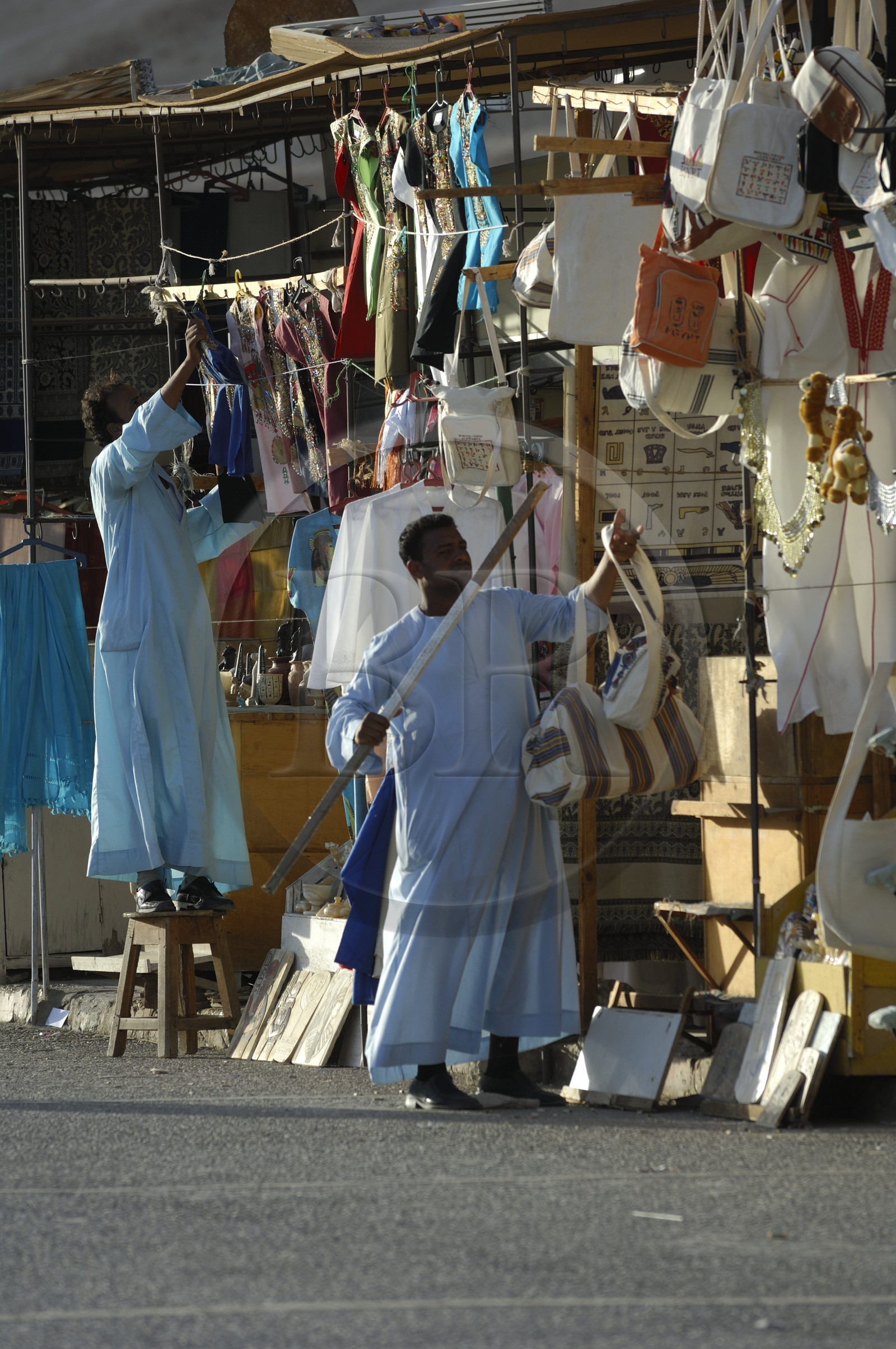 Egypte, Haute Egypte, vallée du Nil, Louxor, la rive ouest, boutiques de souvenirs devant l'entrée du temple de Deir el-Bahari (Hatchepsout)