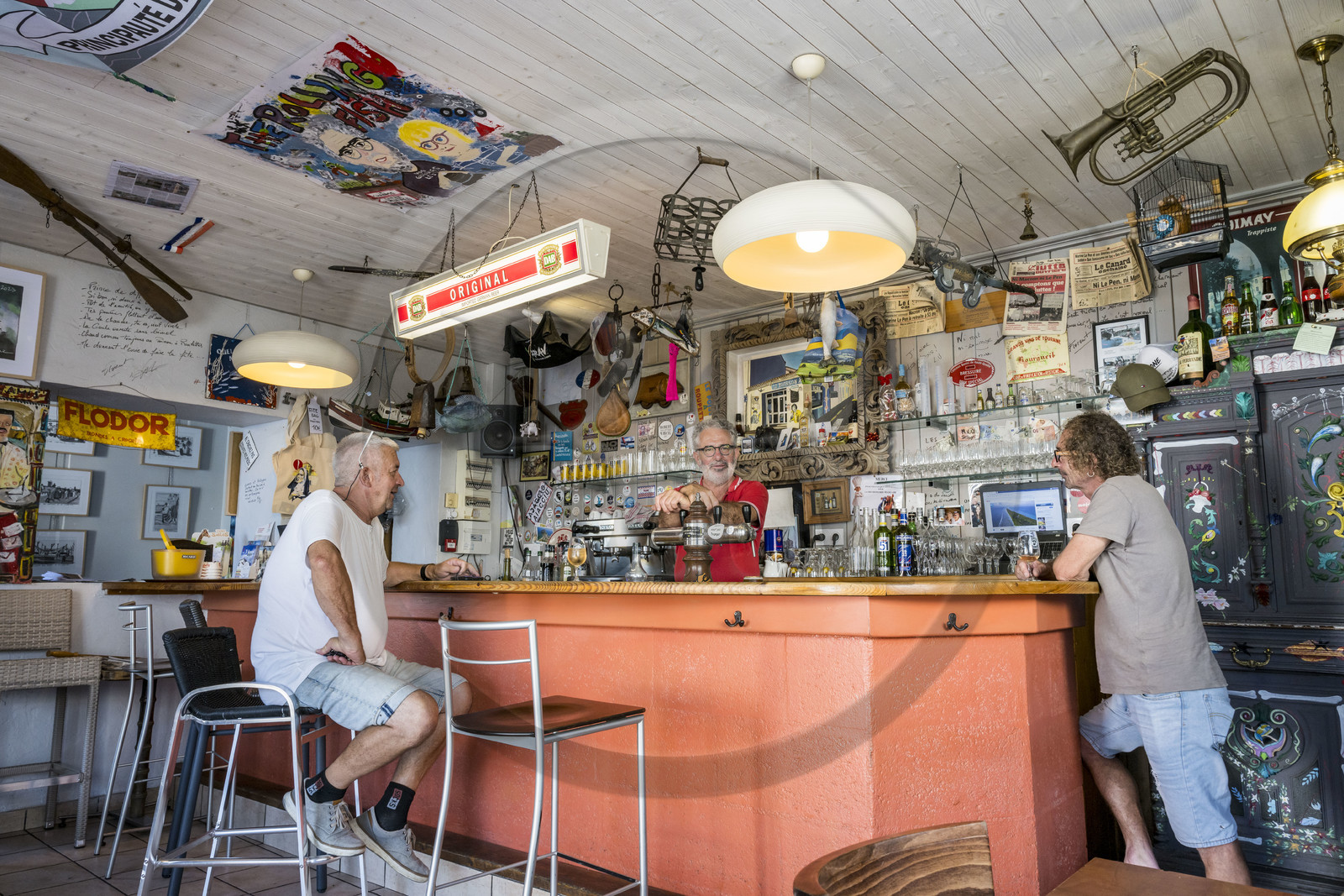 France, Vendée (85), Les-Sables-d'Olonne, quartier de La Chaume, Le Poisson à Roulettes, bar emblématique du quartier et son patron