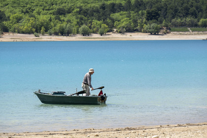 France, Var (83), Parc Naturel Régional du Verdon, Les-Salles-sur-Verdon, lac de Sainte Croix, pecheur en barque électrique