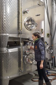 France, Bas-Rhin (67), Route des vins d'Alsace, Nothalten, domaine viticole Philippe Sohler, cuve de fermentation, la viticultrice Lydie Sohler