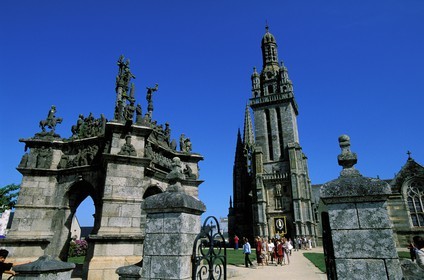 France, Finistère (29), enclos paraoissialde Pleyben, procession Pardon de Saint-Germain l'Auxerrois
