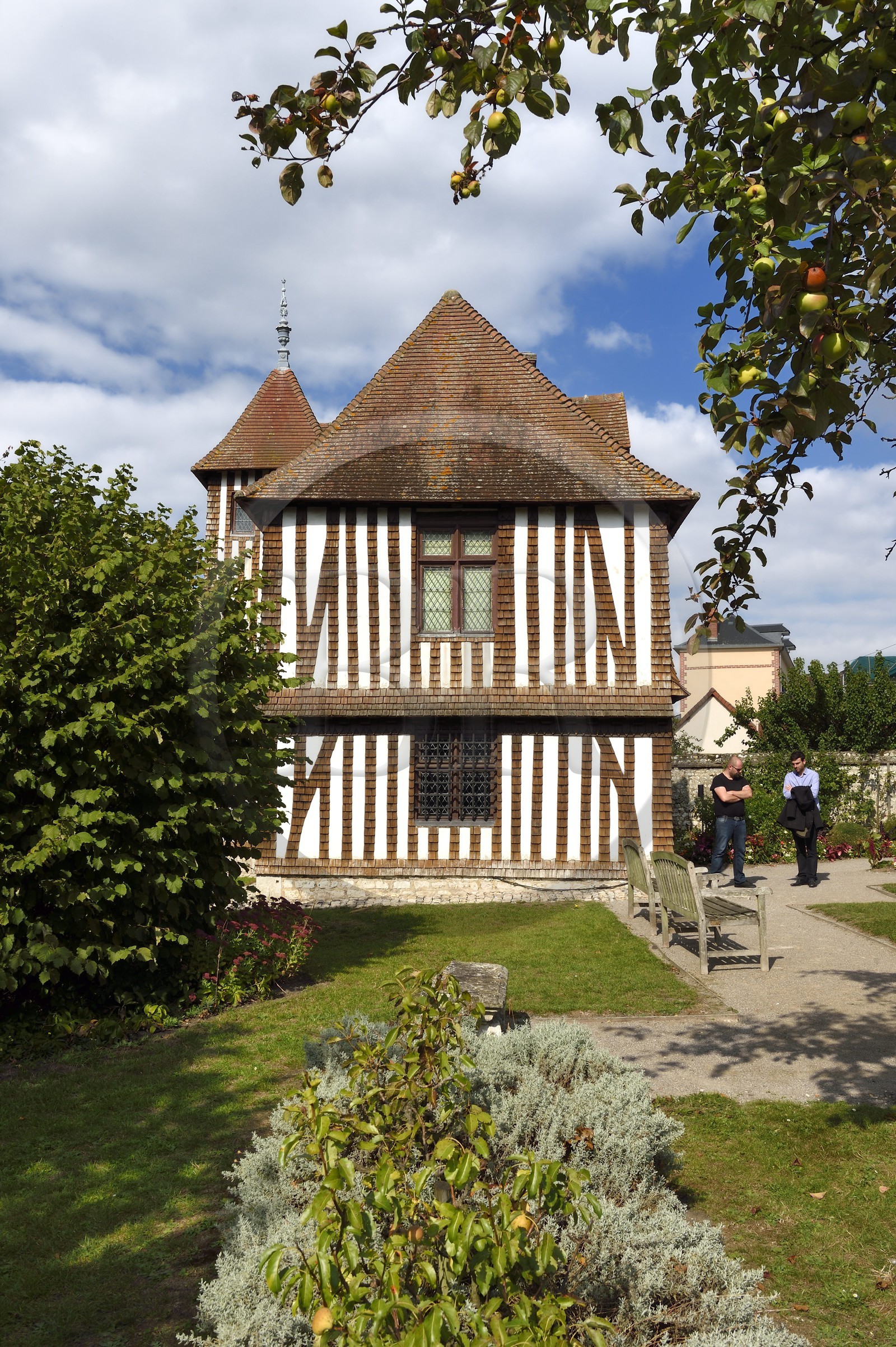 France, Seine-Maritime (76), Petit-Couronne, musée Pierre Corneille, manoir typiquement normand avec ses pans de bois et son essentage d'ardoise, il a servi de maison de campagne à l'écrivain France, Seine-Maritime (76), Petit-Couronne, musée Pierre Corneille, manoir typiquement normand avec ses pans de bois et son essentage d'ardoise, il a servi de maison de campagne à l'écrivain