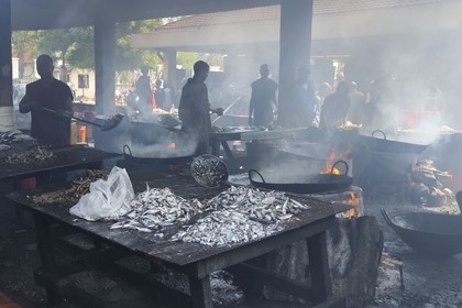 Tanzania, Dar es-Salaam, Kivukoni fish market, the fish is fried in metal bowls filled with plenty of oil before selling it around town
