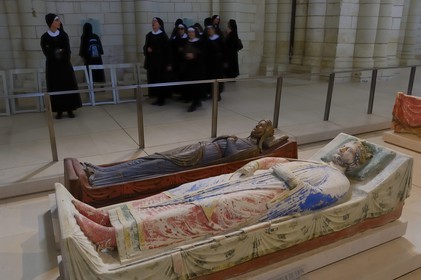 France, Maine et Loire (49), Vallée de la Loire classée Patrimoine Mondial de l' UNESCO, Fontevraud-l'Abbaye, abbaye de Fontevraud, l'église abbatiale, gisants polychromes des Plantagenêts, Richard Coeur de Lion et Isabelle d'Angoulème