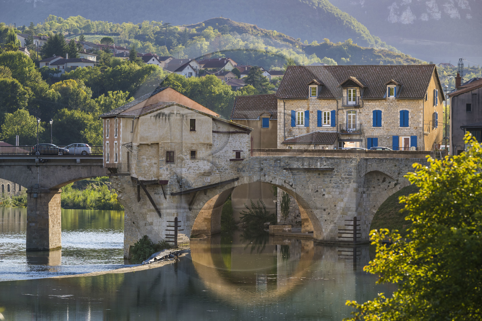 France, Aveyron (12), Millau, le pont Vieux franchissait le Tarn, l'ancien moulin sur sa deuxième pile France, Aveyron (12), Millau, le pont Vieux franchissait le Tarn, l'ancien moulin sur sa deuxième pile