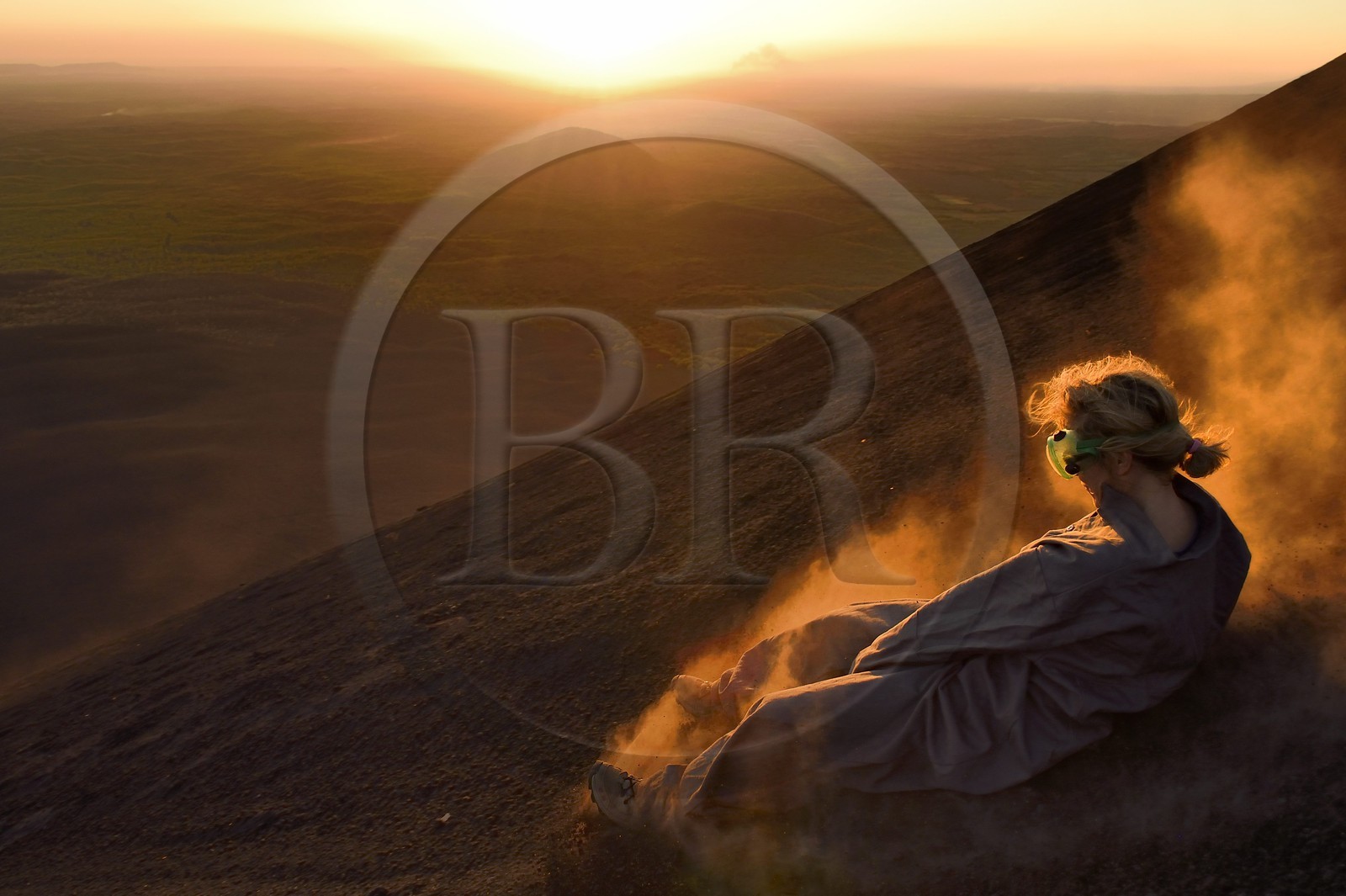 Nicaragua, région de Leon, Volcan Cerro Negro dans la cordillère des Maribios (ou Marrabios), Volcano surfing également connu comme ash boarding dans les cendres du volcan Nicaragua, région de Leon, Volcan Cerro Negro dans la cordillère des Maribios (ou Marrabios), Volcano surfing également connu comme ash boarding dans les cendres du volcan