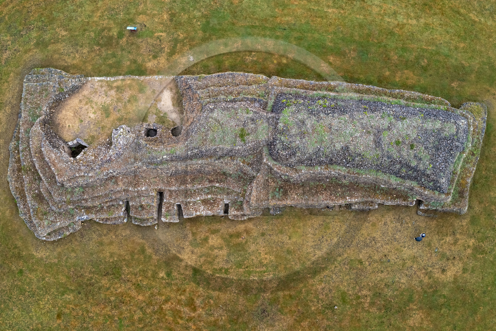 France, Finistère (29), Baie de Morlaix, Presqu'ïle de Kernehelen, site mégalithique du Cairn de Barnenez vieux de 6000 ans (vue aérienne)