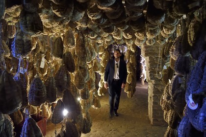 Italie, Emilie-Romagne, Polesine Zibello aux environs de Parme, Antica Corte Pallavicina, cave d'affinage de culatello, traditionnel jambon de Parme