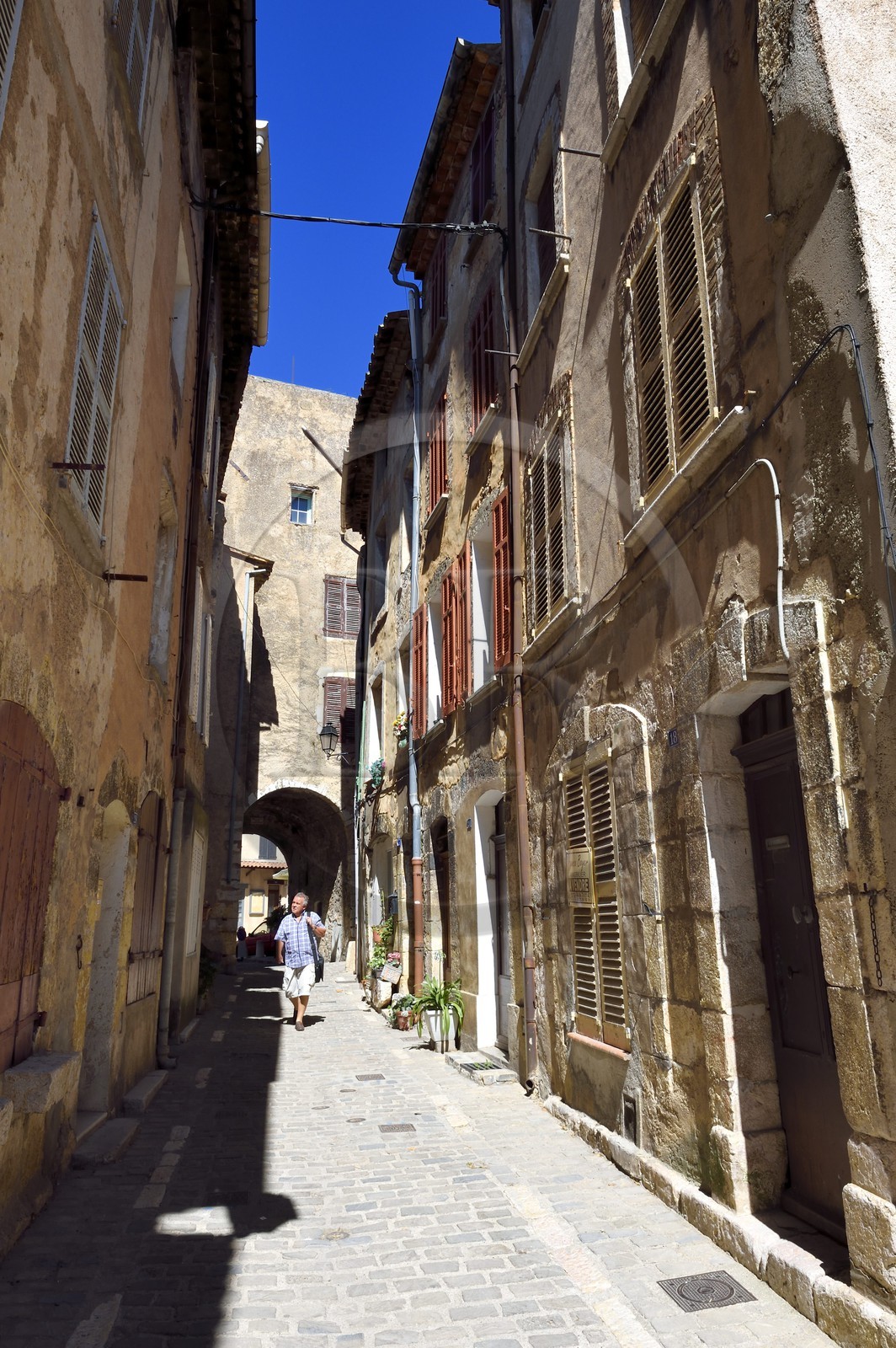 France, Var (83), Parc Naturel Régional du Verdon, village de Aups, rue Rosette Ciofi qui passe sous la tour Sarrasine