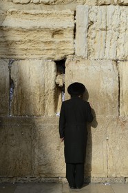 Israel, Jérusalem, ville sainte, vieille-ville classée Patrimoine Mondial de l'UNESCO, Mur des Lamentations ou mur occidental faisant partie des murs de soutènement de l'esplanade du Temple construite par Hérode Ier le Grand, Juif orthodoxe en prière