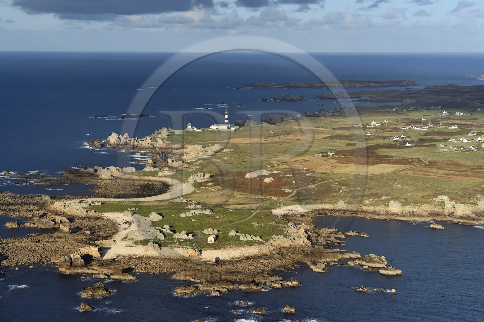 France, Finistère (29), parc naturel régional d'Armorique, mer d'Iroise, Ile d'Ouessant, réserve de Biosphère (UNESCO), phare du Creach et la côte ouest (vue aérienne)