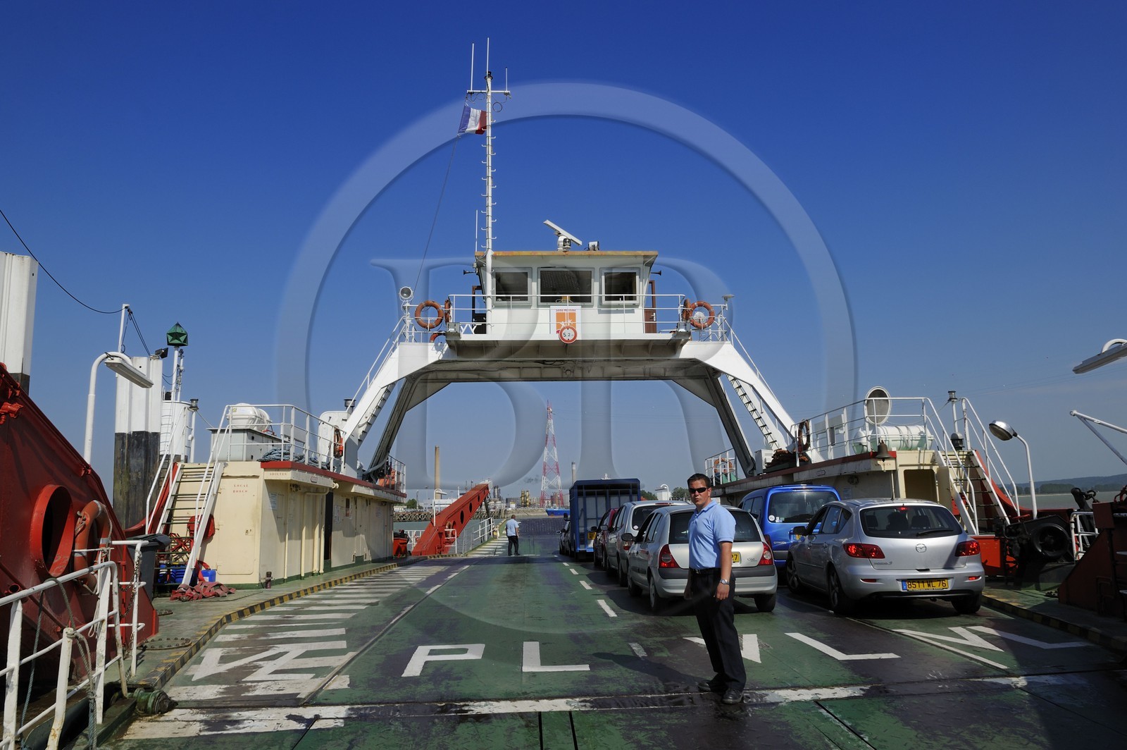 France, Seine-Maritime (76), Quillebeuf-sur-Seine dans l'Eure, bac effectuant la traversée de la Seine et raffinerie de Port-Jérôme