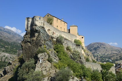 France, Haute-Corse (2B), Corte, la citadelle du XVe siècle domine la ville, vue depuis le belvédère sur le Nid d'Aigle