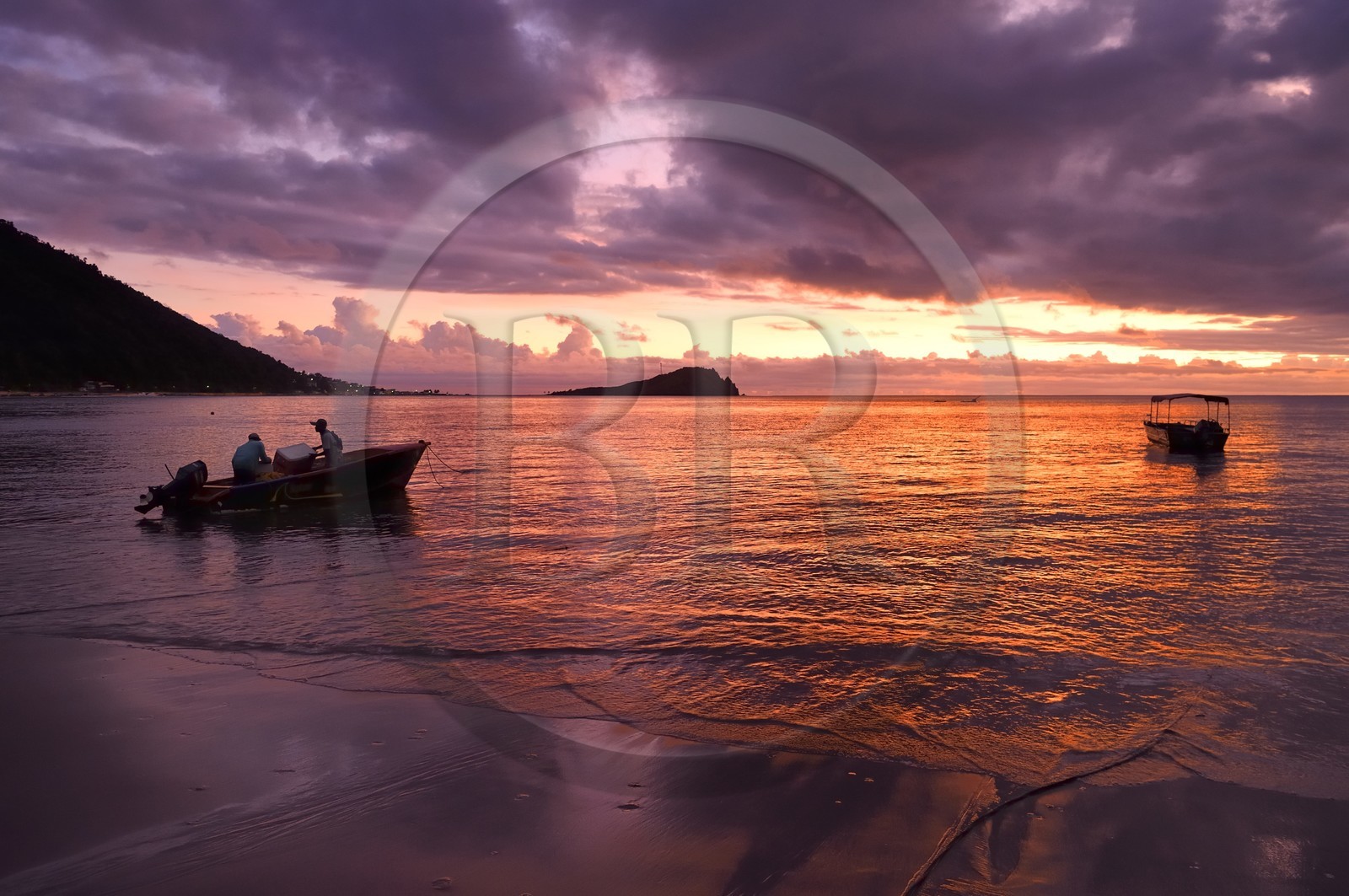 Caraïbes, Ile de la Dominique, baie de Soufrière, le village de Soufrière, pêche au filet en bordure de plage à la tombée de la nuit