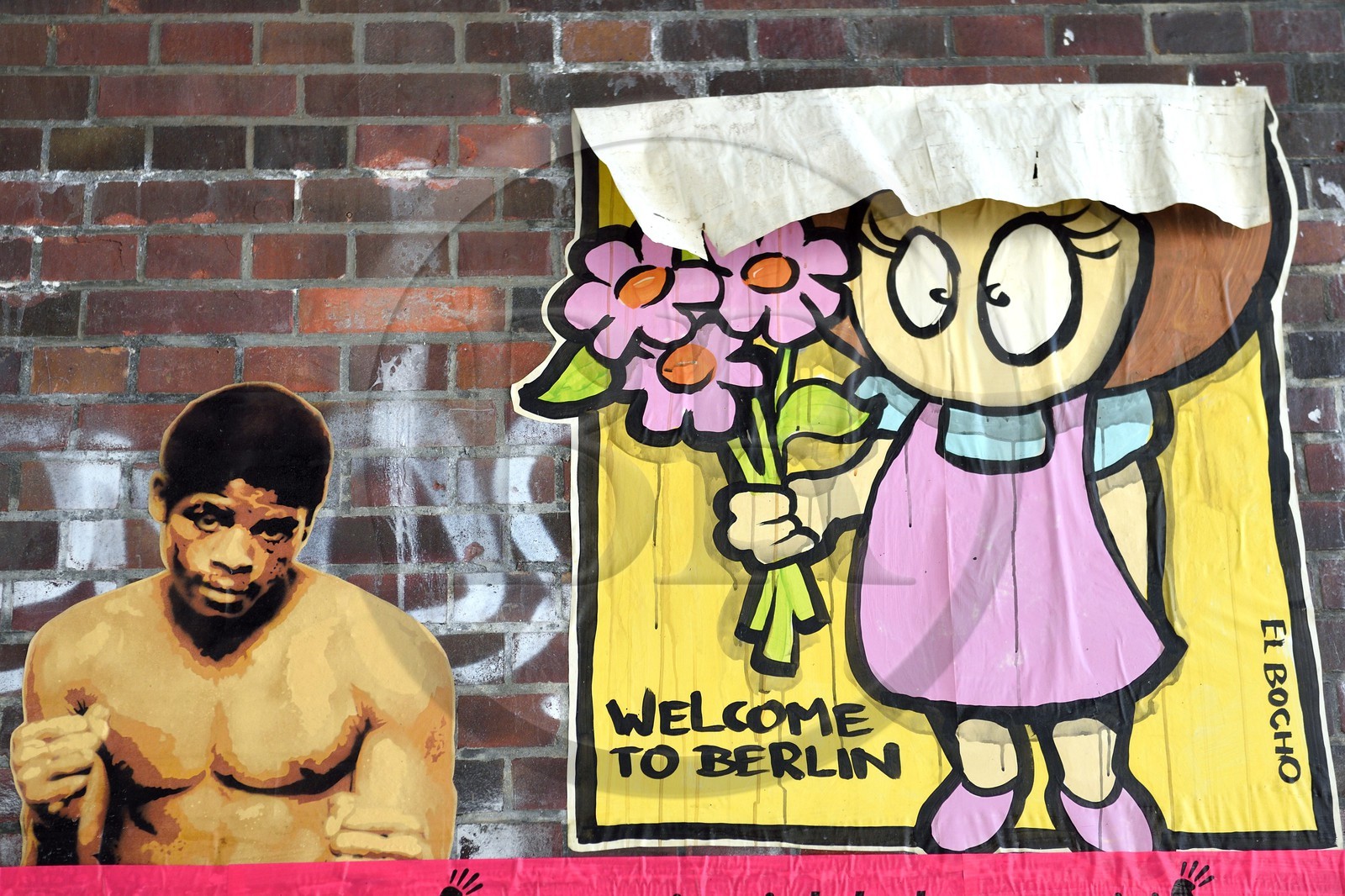 Allemagne, Berlin, Berlin-Mitte, street art de l'artiste El Bocho dans Dircksenstrasse sous le metro aérien