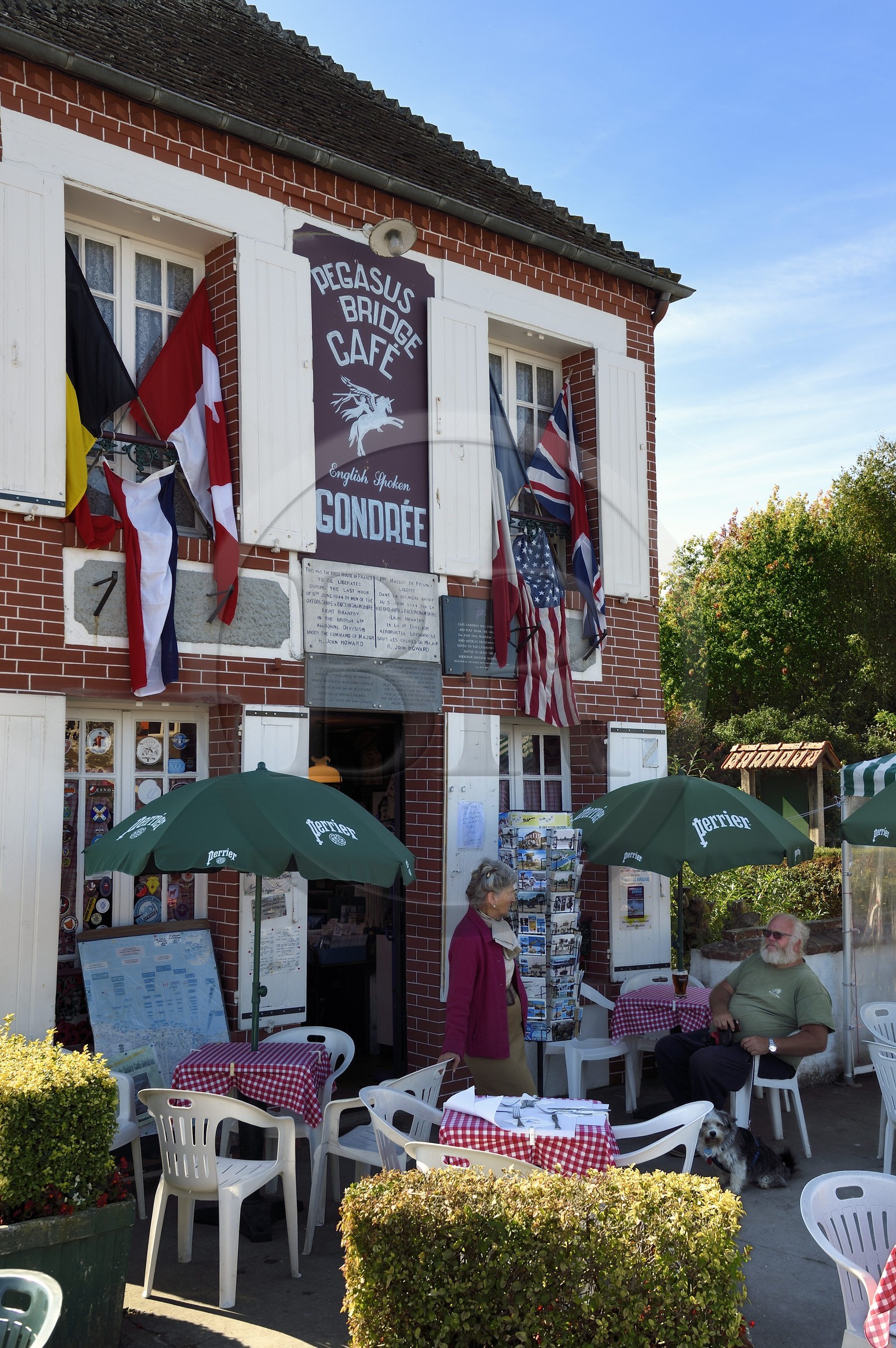 France, Calvados (14), Bénouville, Café Gondrée à proximité de Pégasus Bridge, première maison française libérée le 6 juin 1944 par un commando britannique arrivé de nuit en planeurs