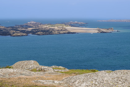 France, Côtes-d'Armor (22), Côte de Granit Rose, Trébeurden, Ile Millau, Ile Molène en arrière plan
