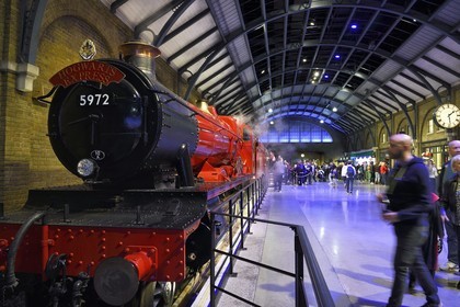 Royaume-Uni, Hertfordshire, Leavesden, Leavesden Film Studios, Harry Potter Studio Tour London, les coulisses du tournage des 8 films de Harry Potter, la plate-forme 9¾ et le train Hogwarts Express, 5972 Olton Hall qui est une locomotive de classe Great Western Railway Hall