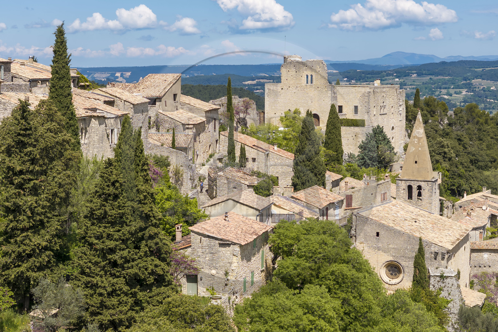 France, Vaucluse (84), Dentelles de Montmirail, le village perché de Crestet et son chateau du IXe siècle (vue aérienne)