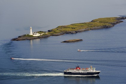 Royaume-Uni, Ecosse, Highland, Hébrides intérieures, phare de l'Ile de Lismore dans le Loch Linnhe à l'Est de l'Ile de Mull, passage du ferry reliant Craignure sur Mull à Oban (vue aérienne)