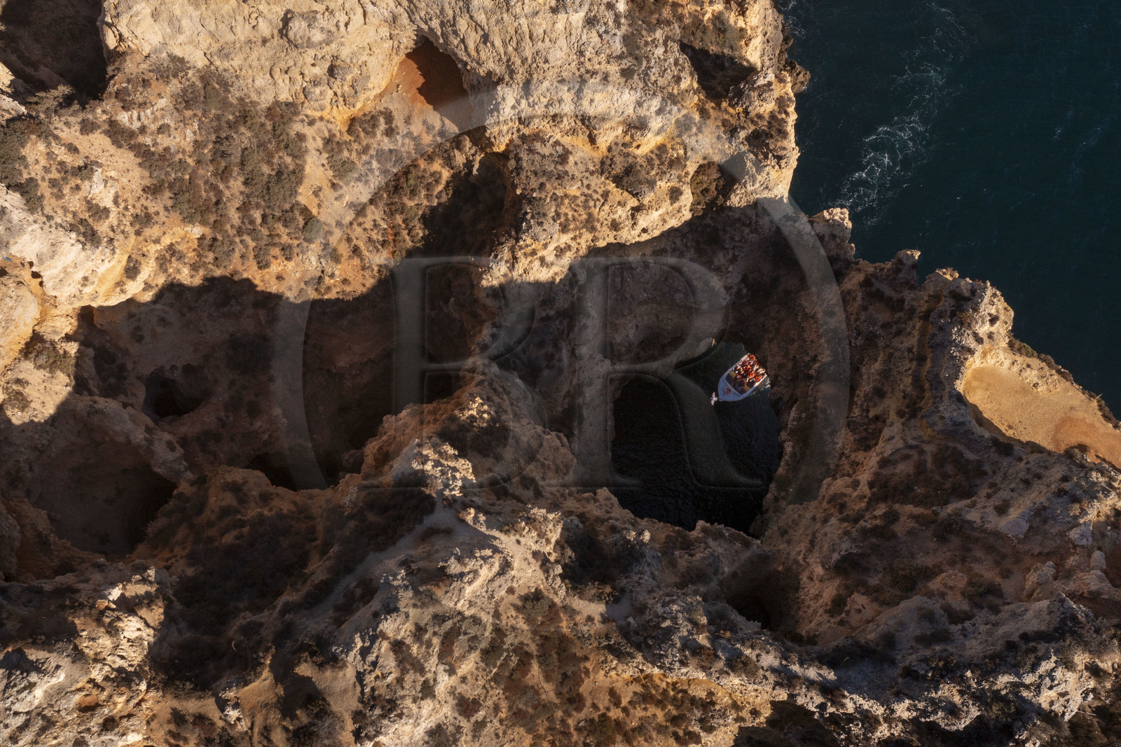 Portugal, Algarve, Lagos, découverte en bateau des grottes dans les falaises escarpées de la Ponta da Piedade (vue aérienne)