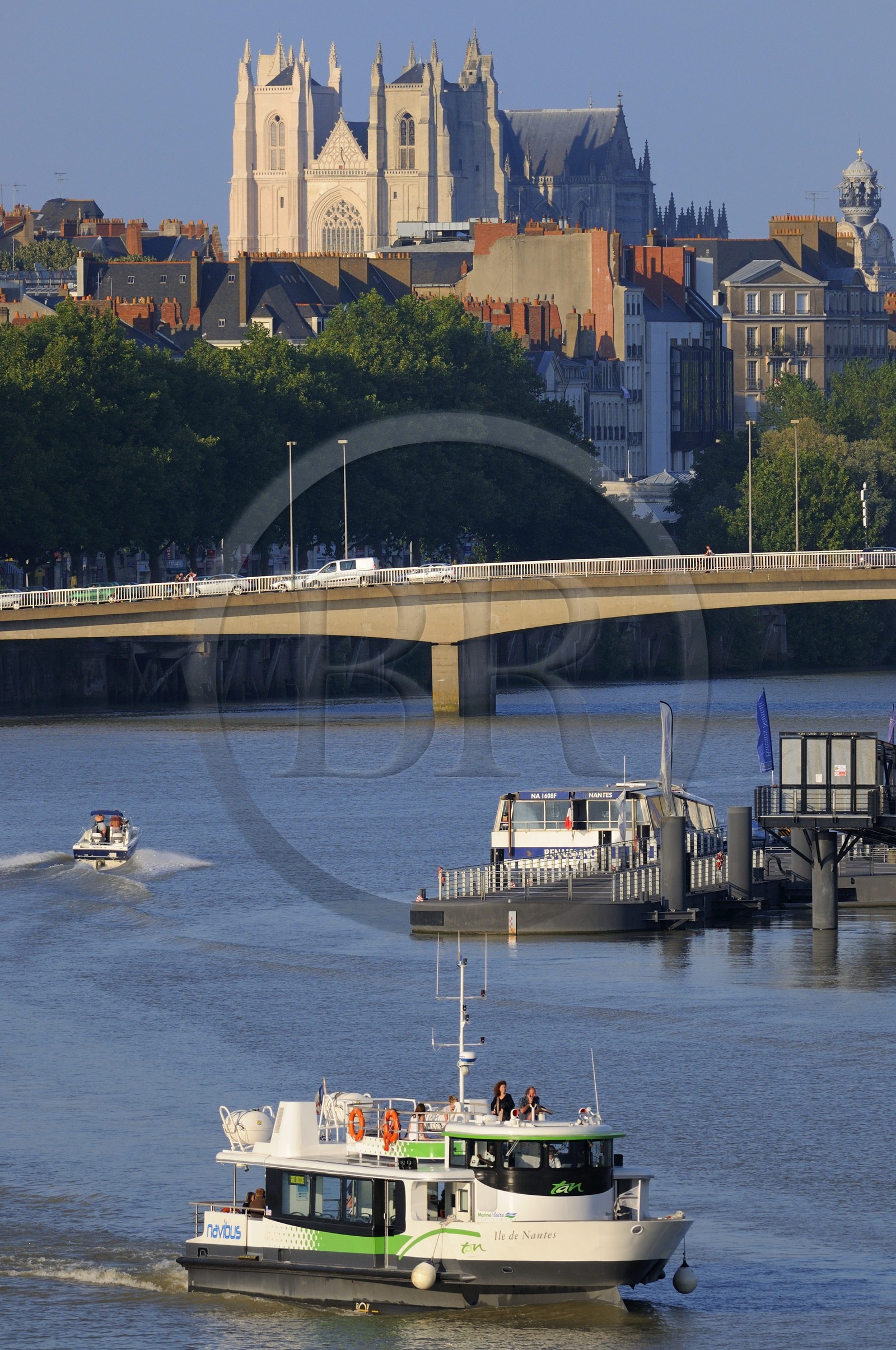 France, Loire-Atlantique (44), Nantes, le bateau-bus de la Tan sur la Loire et la cathédrale Saint-Pierre et Saint-Paul